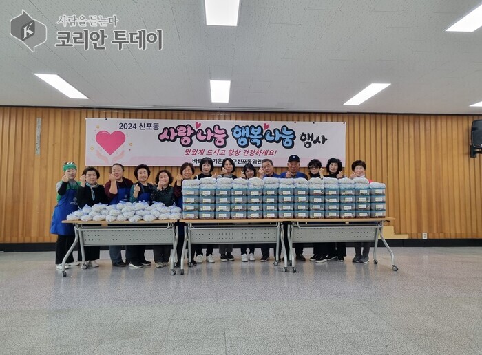 [코리안투데이] ‘사랑 나눔 행복 나눔 밑반찬 나눔’ 행사에 참여한 봉사자들 © 김미희 기자