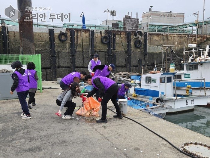 [코리안투데이] 옹진군 연평면, ‘당섬선착장’ 환경 정화 활동에 참여한 주민들 © 김미희 기자