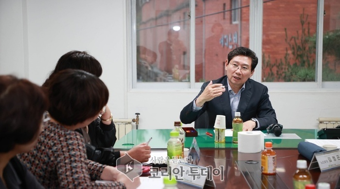 [코리안투데이] 이상일 용인특례시장이 14일 처인구 삼가동 '늘푸른오스카빌' 입주자들과 만나 더 나은 생활공간을 위한 의견을 교환하고 있다. © 김나연 기자