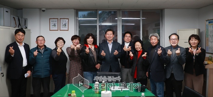 [코리안투데이] 이상일 용인특례시장이 14일 처인구 삼가동 '늘푸른오스카빌' 입주자들과 만나 더 나은 생활공간을 위한 간담회를 가졌다. © 김나연 기자