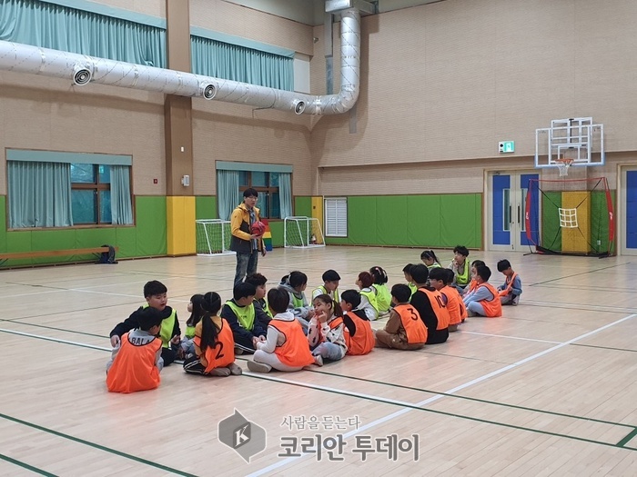 [코리안투데이] 보체초등학교 꿈누리터 체육관에서 '오아시스' 프로그램 규칙을 박기현 교사가 학생들에게 설명하고 있다. © 김나연 기자