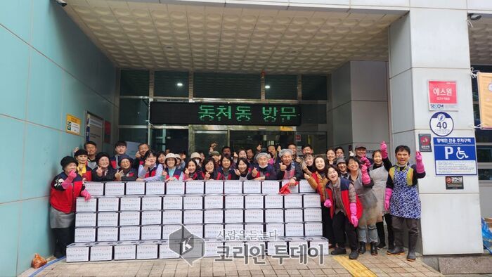 [코리안투데이] 수지구 동천동은 13일과 14일 김장나눔 행사를 개최했다. 이 행사는 동천동 주민자치위원회가 주관하고, 지역 내 8개 단체가 함께했다. © 김나연 기자