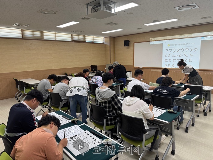[코리안투데이]남동구, 장애인 학습자들의 ‘캘리그라피’작품 전시회 개최] © 김현수 기자