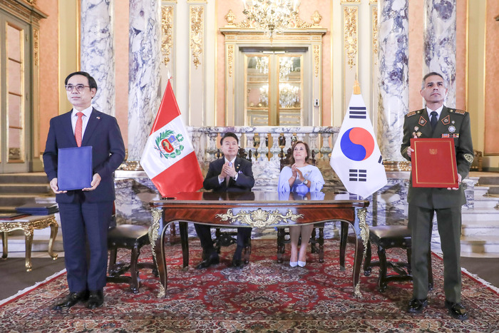 [코리안투데이] 이용배 현대로템 사장과 호르헤 자파타 페루 조병창 대표는 16일(현지시간) ‘지상장비 협력 총괄협약서’에 서명했다. 사진: 현대로템