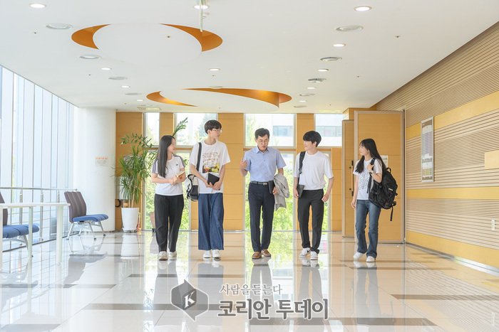 [코리안투데이] 지역청소년들과 소통하고 있는 이기재 양천구청장 © 변아롱 기자