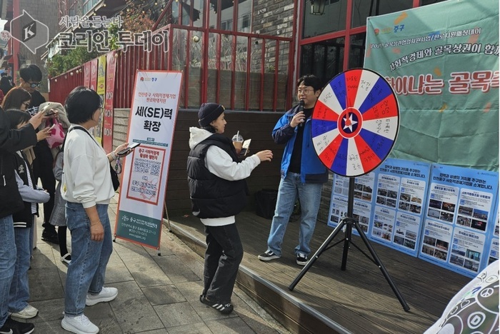 [코리안투데이] ‘차이나는 골목축제’에 참여한 시민들 © 김미희 기자