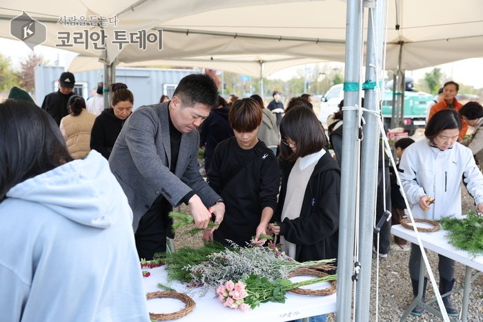 [코리안투데이] ‘도시농업농장 힐링 팜파티’ 에 참여한 구청장과 시민들 © 김미희 기자