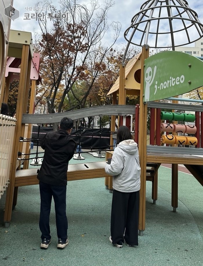[코리안투데이] 동절기 대비 공원·녹지 시설 합동점검 실시하는 직원들 © 김미희 기자