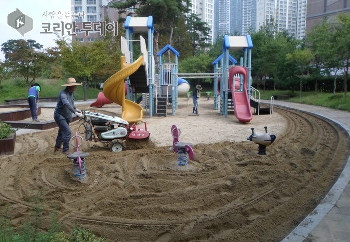 [코리안투데이] 어린이놀이터 13개소 모래 소독 © 김미희 기자