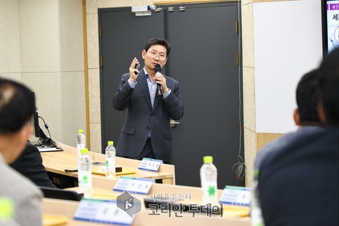 [코리안투데이] 이상일 용인특례시장이 20일 강남대 샬롬관에서 '강남대 국제대학원 강남글로벌리더 최고경영자과정' 원생을 대상으로 특강을 진행했다. © 김나연 기자