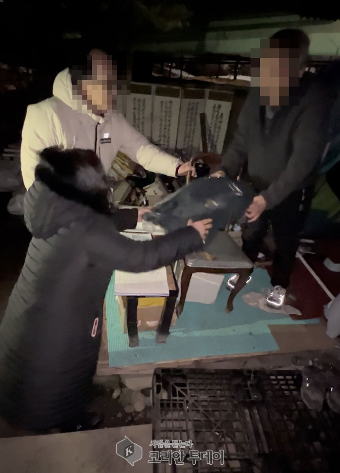 [코리안투데이] 성남시 여수고가교 시청 방면 쪽에서 노숙인과 거리 상담 중 © 김나연 기자