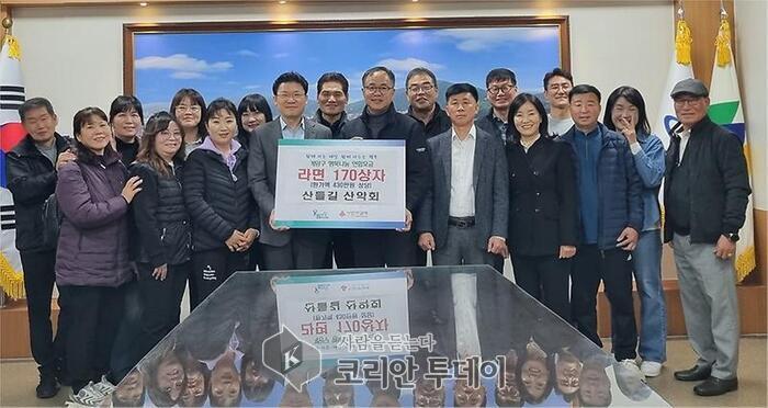 [코리안투데이] 산들길 산악회, 계양구에 취약계층 지원 위한 라면 150상자을 기탁했다. © 지승주 기자