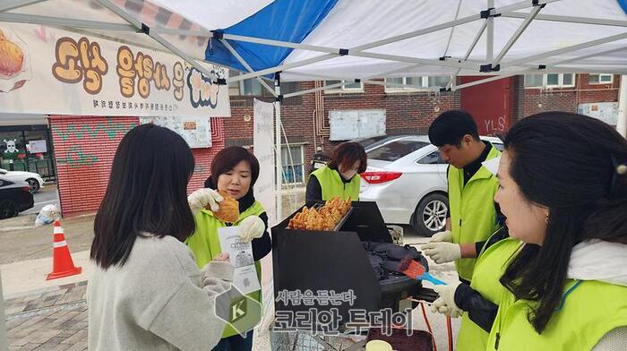 [코리안투데이] '찾아라! 복지사각지대' 신현원창동 지역사회보장협의체 '붕어빵 캠페인' 실시 © 지승주 기자