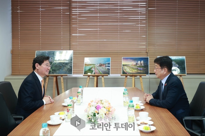 [코리안투데이] 이상일 용인특례시장(왼쪽)이 2024년 12월 26일 박상우 국토교통부장관(오른쪽)에게 '용인 첨단시스템반도체 클러스터 국가산업단지' 발전을 위한 의견을 전달했다. © 김나연 기자