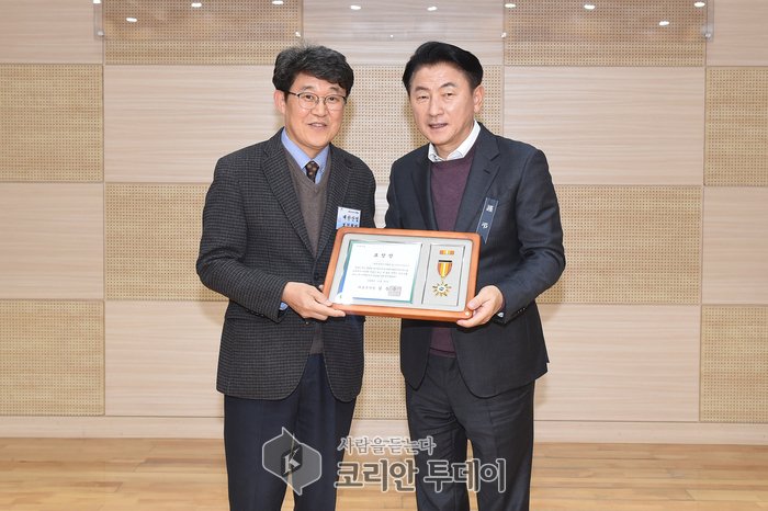 [코리안투데이] 의정부시 김동근 시장, 2024년 헌혈사업 유공자 표창 수여식 기념 촬영 © 강은영 기자
