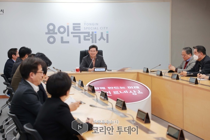 [코리안투데이] 이상일 용인특례시장이 6일 간부공무원 회의에서 공직자의 도덕성과 본연의 역할에 대해 당부했다. © 김나연 기자