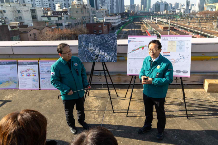 [코리안투데이] 영등포역 역사 옥상에서 ‘경부선 철도 지하화’ 사업을 설명하고 있는 최호권 영등포구청장