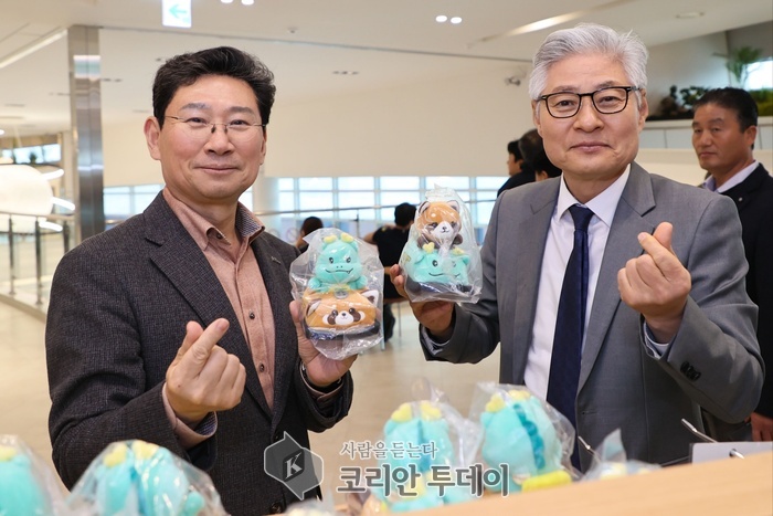[코리안투데이] 이상일 용인특례시장이 6일 처인휴게소에 마련된 에버랜드 굿즈샵에서 황동연 KR산업 부사장과 조야용&레시협업상품을 들고 기념촬영을 하고 있다. © 김나연 기자