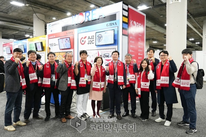 [코리안투데이] 지난 2023년 1월 이상일 용인특례시장이 'CES 2023' 참여 용인기업 관계자들을 격려했다. © 김나연 기자