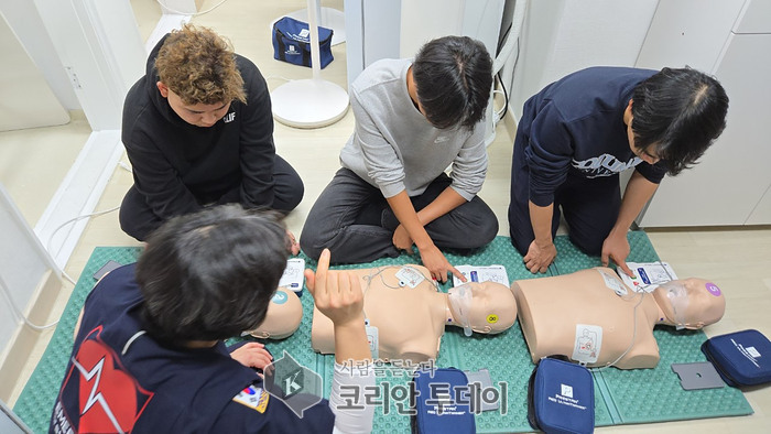 [코리안투데이] 성남시 발달장애인 청년주택 입주민들의 자립 지원을 위해 커뮤니티실에서 심폐소생술, 요리, 성교육, 금전 관리 등 다양한 프로그램을 운영한다. © 김나연 기자