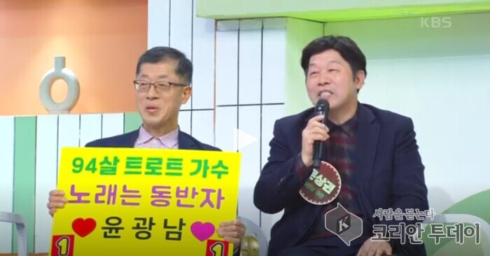 [코리안투데이] 윤광남 어머님노래를 들으며 행복해하는 아들. 문승권박사와 문상권씨 © 한지민 기자