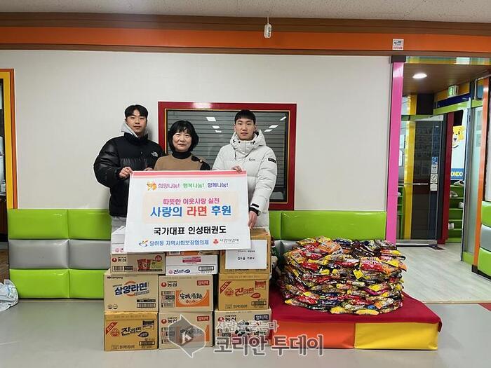 [코리안투데이] 국가대표 인성태권도 당하동 소외계층에 사랑의 라면 600개 기탁 © 지승주 기자