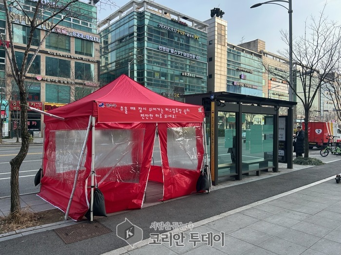 [코리안투데이]연수구, 버스정류장 ‘온기 텐트’ 시범 운영] © 김현수 기자