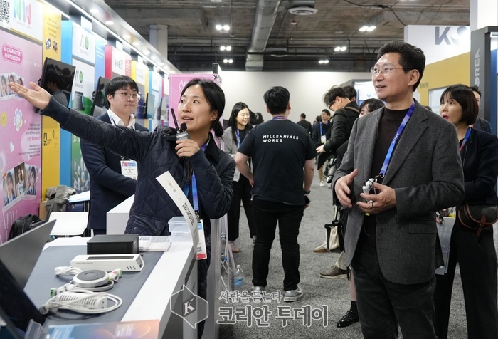 [코리안투데이] 이상일 용인특례시장이 현지시간 7일 미국 라스베이거스에서 열린 'CES 2025'의 용인 기업 부스를 방문해 제품에 대한 설명을 듣고 있다. © 김나연 기자