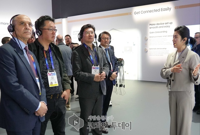 [코리안투데이] 이상일 용인특례시장이 현지시간 8일 미국 라스베이거스에서 열린 'CES 2025'에서 삼성전자가 마련한 전시관을 방문해 기술에 대한 설명을 듣고 있다. © 김나연 기자