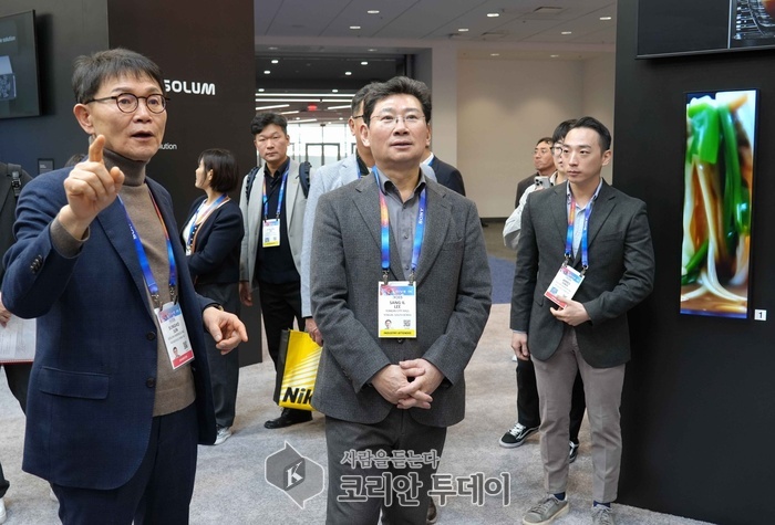 [코리안투데이] 이상일 용인특례시장이 현지시간 8일 미국 라스베이거스에서 열린 'CES 2025'에서 관내 기업인 솔루엠 전시장을 방문해 기술에 대한 설명을 듣고 있다. © 김나연 기자