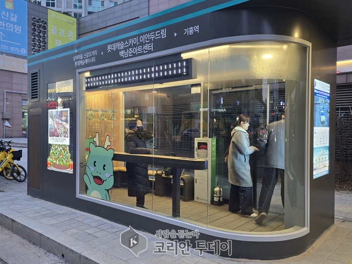 [코리안투데이] 용인특례시 기흥구 신갈동 신갈오거리 롯데마트앞에 새로 설치한 '스마트 버스 쉼터' © 김나연 기자