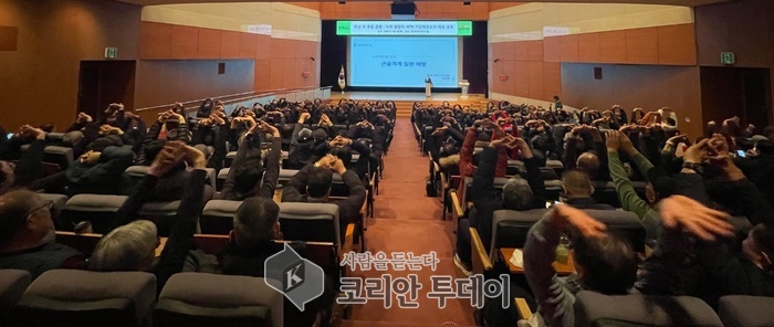 [코리안투데이] 용인특례시는 지난 7일 시청 에이스홀에서 올해 새로 채용한 공원, 녹지 분야 기간제근로자 280명을 대상으로 안전보건교육을 했다. © 김나연 기자