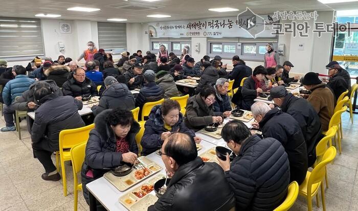 [코리안투데이] 어르신 500명 대상 따뜻한 떡국 한 그릇 전달 © 이명애 기자