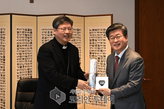[코리안투데이] 중구-천주교, 지역사회 발전 위해 협력 강화명동대성당 등 역사적 시설 중심, 서울 세계청년대회 준비 박차, 순례 역사길 탐방 프로그램 확대 © 지승주 기자