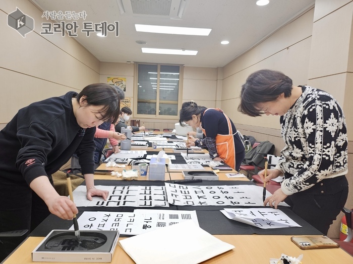 [코리안투데이] 개항동 주민자치센터 신규 프로그램 ‘서예·캘리그라피’ © 김미희 기자