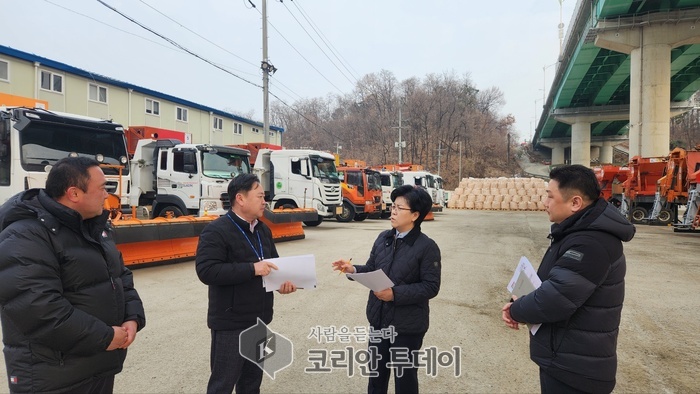 [코리안투데이] 오선희 기흥구청장이 13일 취임 후 신갈동 도로관리센터를 방문해 제설대책을 점검하고 있다. © 김나연 기자