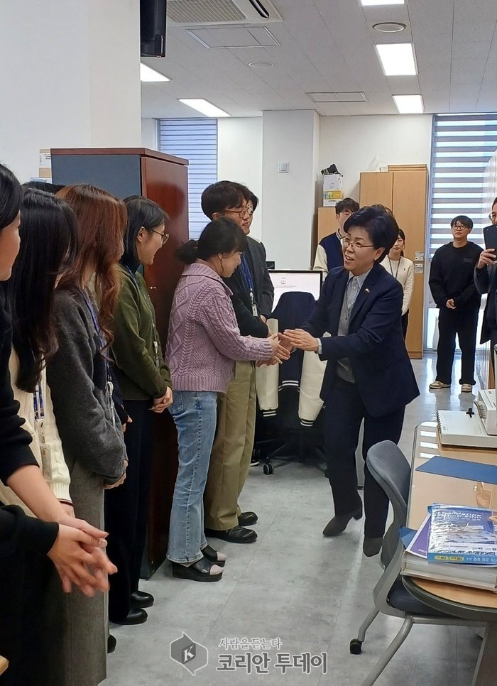 [코리안투데이] 오선희 기흥구청장이 13일 취임후 직원들과 인사를 나누고 있다. © 김나연 기자