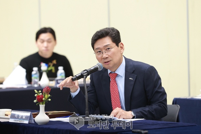 [코리안투데이] 지난해 11월 15일 창원특례시에서 열린 대한민국특례시시장협의회 정기회의에서 이상일 용인특례시장이 행정안전부의 특례시지원특별법 제정안에 재정권한이 추가돼야 한다고 지적하고 있다. © 김나연 기자