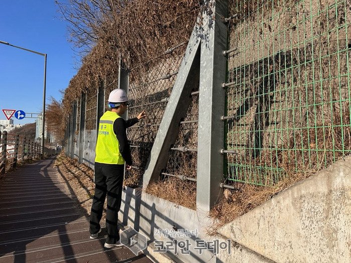 [코리안투데이] 성동구가 설 명절 연휴를 앞두고 관내 도로시설물 등 집중 안전 점검에 나섰다. 사진은 토목과 직원이 도로사면에 안전점검을 하는 모습 ©손현주 기자