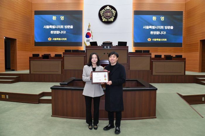 [코리안투데이] 왼쪽부터 윤영희 서울시의원, 김태현 통달한의원 원장. 사진=통달한의원