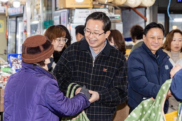 [코리안투데이] 지난해 설 명절 맞이 전통시장에 방문한 최호권 영등포구청장