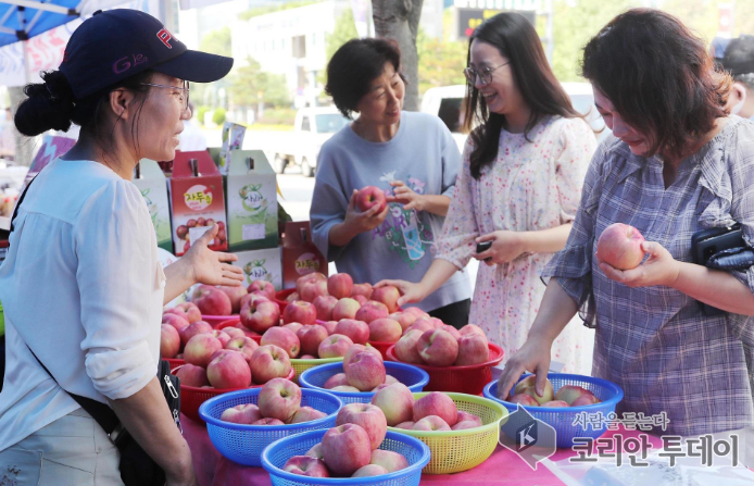 [코리안투데이] 더 풍성해진 ‘송파구 직거래장터’… 21개 도시 200여 품목 선보인다 © 지승주 기자