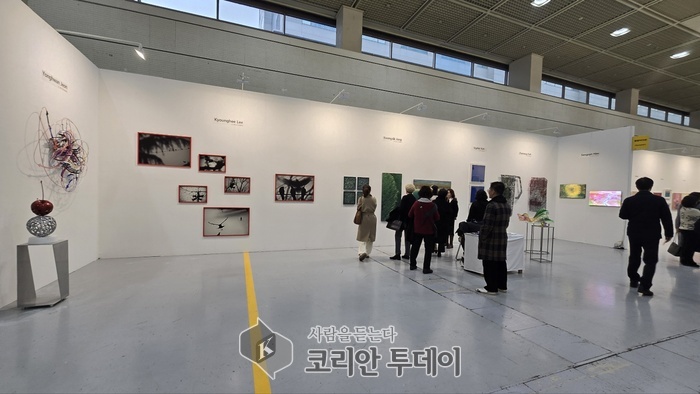 [코리안투데이] 아트앤컴퍼니 전시 부스에 많은 관람객이 작품 감상을 하고 있다. © 백창희 기자