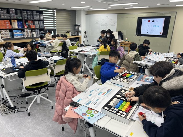 [코리안투데이] 인공지능(AI) 로봇교실 프로그램에 참여하고 있는 아이들 모습. 사진=영등포구