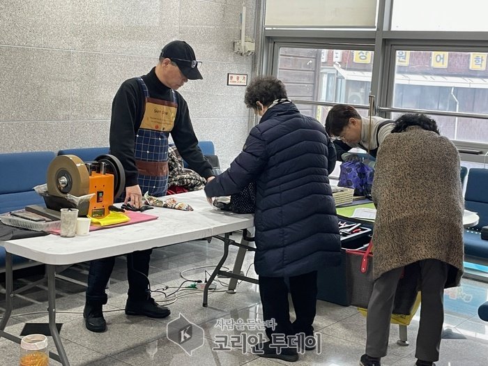 [코리안투데이] 지난해 동 주민센터에서 '찾아가는 칼갈이·우산수리 서비스'를 이용하고 있는 모습(사진제공 성동구청) © 손현주 기자