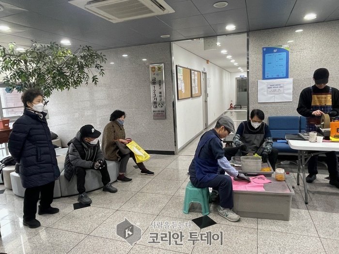 [코리안투데이] 성동구 (구청장 정원오) 지난해 '찾아가는 칼갈이,우산수리 서비스를 받는 현장 (사진제공:성동구청) © 손현주 기자