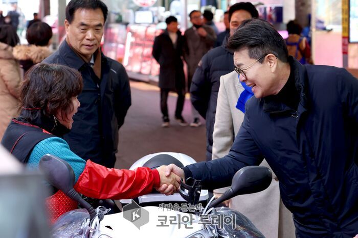[코리안투데이] 정원오 성동구청장이 지난 16일 마장축산물시장을 찾아 현장 상인들과 인사를 나누는 모습 © 손현주 기자