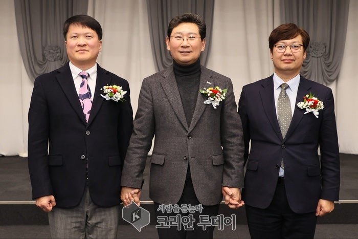 [코리안투데이] 손익태 제17대 주민자치연합회장, 이상일 용인특례시장, 김경태 제18대 주민자치연합회장(좌측부터) © 김나연 기자
