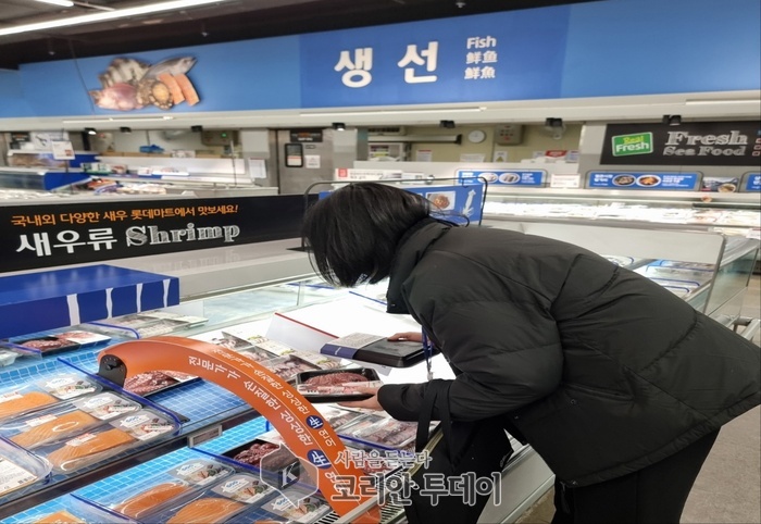 [코리안투데이] 시 관계자가 한 마트에서 설 명절을 맞아 다소비 품목 원산지표시 지도 점검을 하고 있다. © 김나연 기자