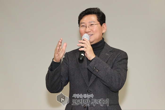 [코리안투데이] 이상일 용인특례시장은 17일 오후 용인시청 미래관에서 열린 청년네트워크 발대식에 참석해 축사를 하고 있다. © 김나연 기자